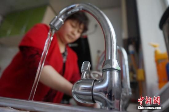 圖為4月13日,蘭州市七里河區(qū)居民李大媽用自來水洗菜。楊艷敏 攝