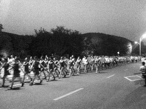 廣場舞大媽“轉(zhuǎn)行”,徐州每晚萬人暴走 廣場舞大媽“轉(zhuǎn)行”,徐州每晚萬人暴走