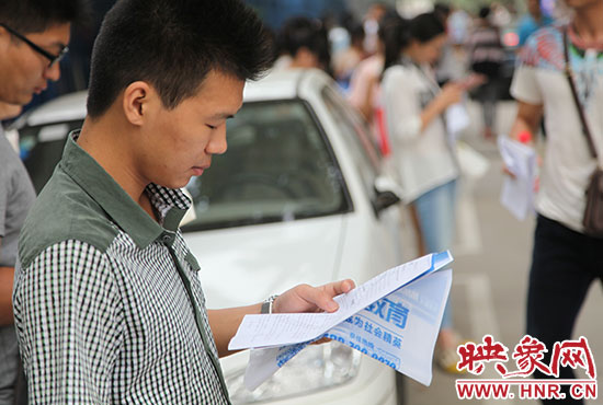 考場外考生候考 考場外考生候考