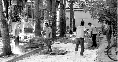 施工人員正在對桐柏路191號院進行“裝修” 施工人員正在對桐柏路191號院進行“裝修”