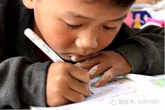 小手黑黑的,像是很少洗 小手黑黑的,像是很少洗