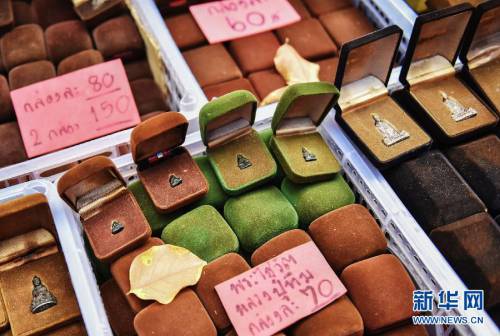 曼谷街頭的護身符市場 曼谷街頭的護身符市場