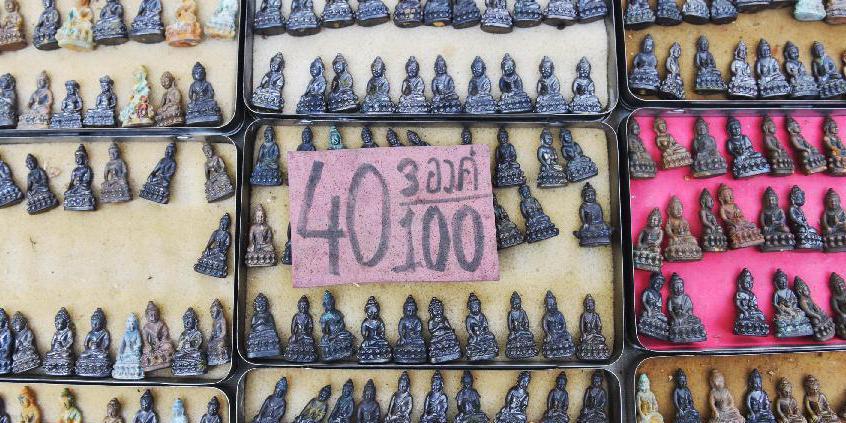 曼谷街頭的護身符市場 曼谷街頭的護身符市場